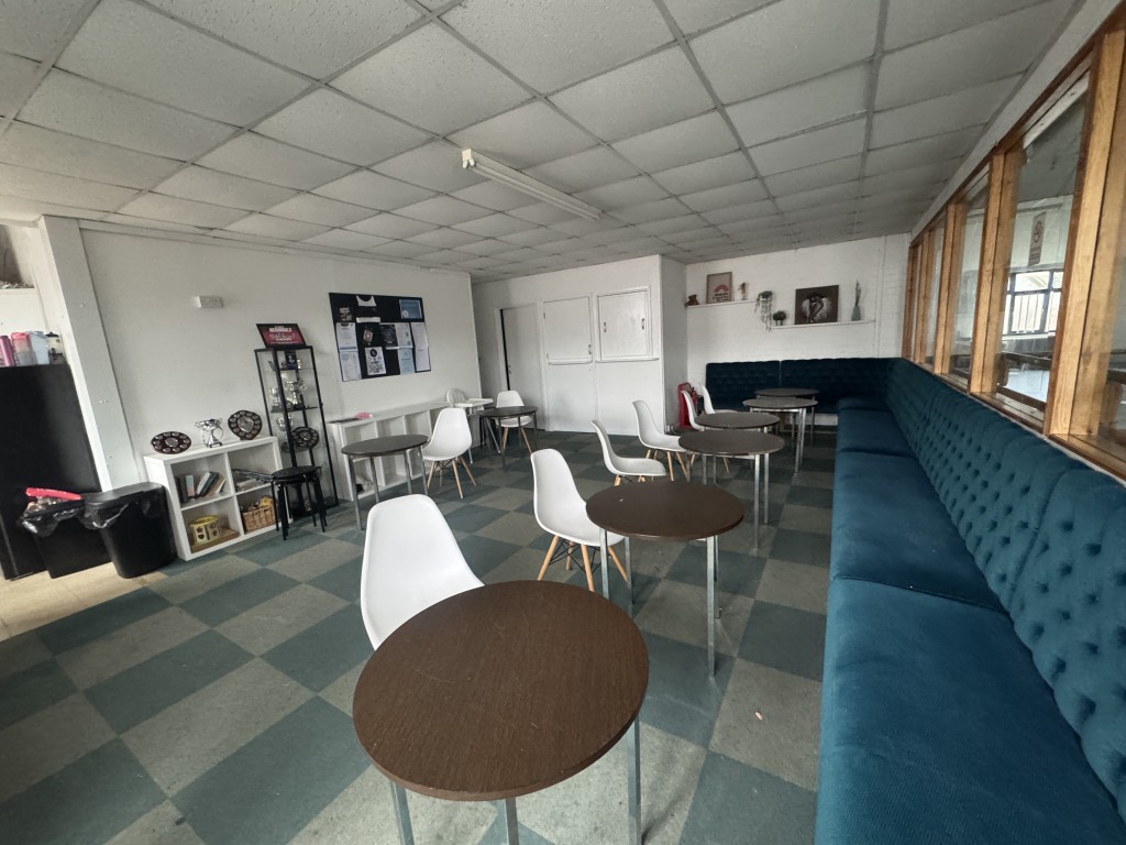 Lot: 150 - COMMERCIAL INVESTMENT WITH FURTHER LETTING POTENTIAL - Seating area